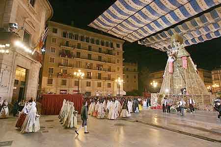 Plaza de la Virgen - Ofrenda de Flores a la Virgen Ofrenda flores a la Mare de Deu