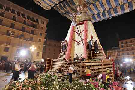 Ofrenda a la Virgen de los Desamparados - Fallas de Valencia