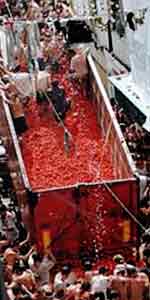 La Tomatina de Bu&ntilde;ol - camiones cargados de tomates