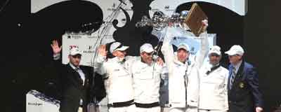 Larry Ellison con la Jarra y el BMW Oracle Racing